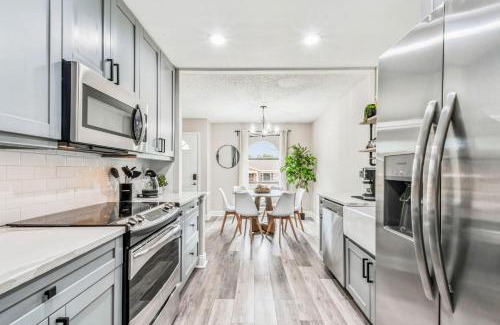 Port Tampa City House | Tropical Haven- Pet & Family Friendly, Hot Tub, Fire Pit, Deck, Grill, 5 min to Beach