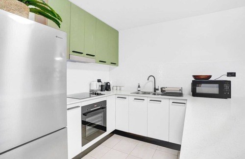 Parramatta Park Apartment | Tropical Terraces - Modern Coastal Retreat Near the Heart of Cairns
