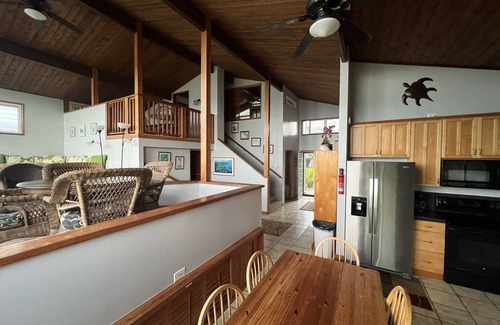 Laie House | TRULY BEACHFRONT House + 2 cottages for extra guests or privacy