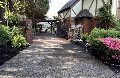 Harlow House | TUDOR COTTAGE SUITE - Autzen Stadium - PK Park - UO - Hayward Field