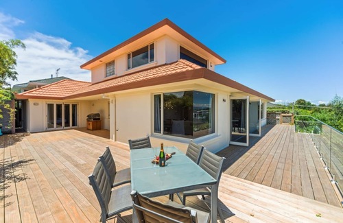 Waipahihi House | Tui Lookout Hot Tub and Views