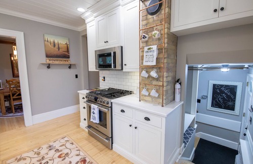 Two Rivers House | Turn of the Century Craftsman Home minutes to Downtown and the Beach