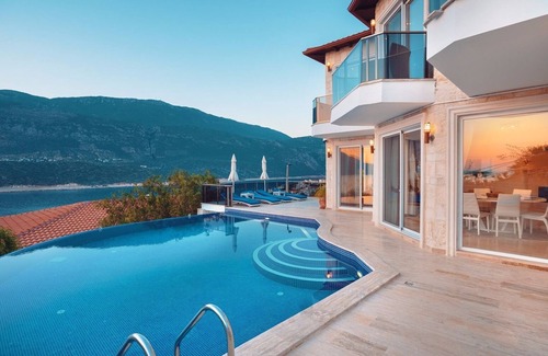 Kas Villa | TURTLE BAY VILLA, Large private infinity pool, Sleeps 8, modern & beautiful