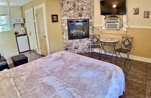 Eureka Springs Apartment | Tuscany Dream Rock Cottage/#8