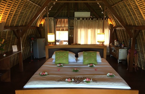 Mushroom Bay Hotel | Twin Island Villas & Dive Resort