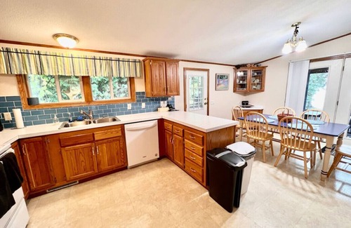 Rowleys Bay House | Twin Peaks at Sand Bay