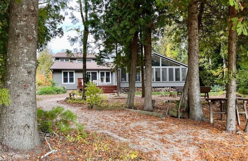 Rowleys Bay House | Twin Peaks at Sand Bay