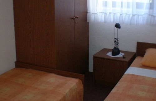 Cove Makarac (Milna) Apartment | Two bedroom apartment with terrace Milna, Brač (A-14961-b)