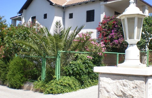 Cove Makarac (Milna) Apartment | Two bedroom apartment with terrace Milna, Brač (A-14961-b)