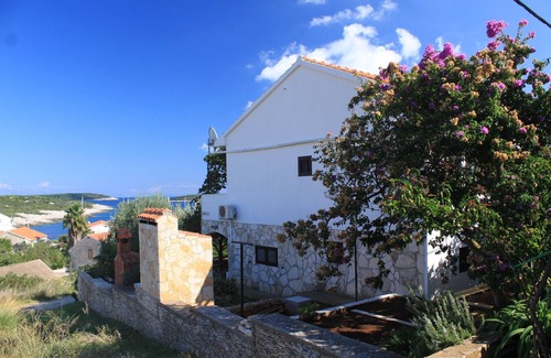 Rukavac Apartment | Two bedroom apartment with terrace and sea view Rukavac, Vis (A-2411-a)