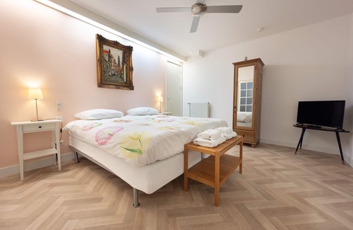 Jordaan Apartment | TWO BEDROOMS WITH TWO PRIVATE BATHROOMS - IDEAL FOR 2 COUPLES