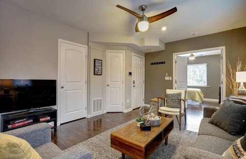 Mount Auburn Apartment | Two Comfy Condos Near City Center OTR UC Zoo