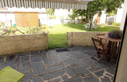 Brive-la-Gaillarde House | TWO COQUETTES IN A QUIET HOUSE