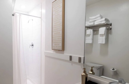 Lower Haight House | Two Double Room, Metro Hotel, Artistic Comfort, Close to From Golden Gate Park