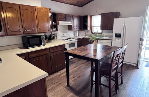 Kirksville House | TWO Kitchens, 13 guests, pets, 2 laundry