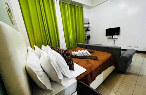 Pasay Apartment | Two Palm Tree Villas Condominium - Studio 1st FL with Balcony - Across Terminal 3 Airport