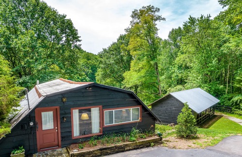 Scaly Mountain House | Two-story barn home with free WiFi, full kitchen, & gas grill - dog-friendly