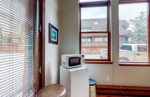 Telluride Condo | Two-story mountain condo with fireplace, grill & balcony