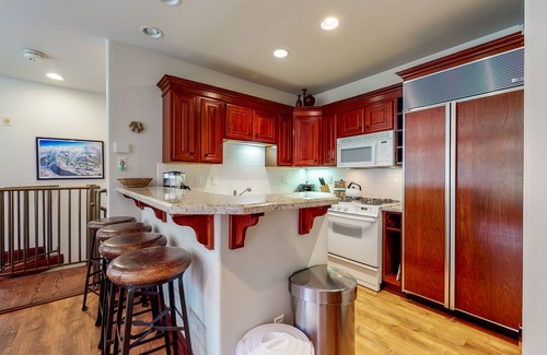 Telluride Condo | Two-story mountain condo with fireplace, grill & balcony