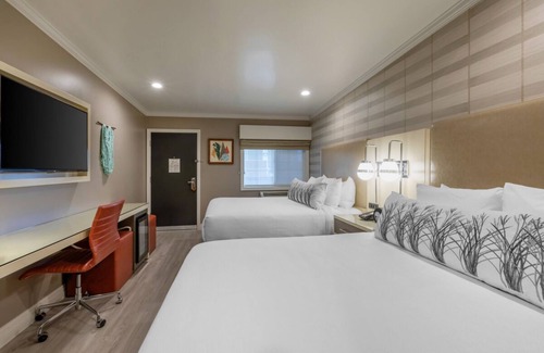 Old Town House | Two Stylish Rooms, Four Queen Size Beds, Fitness Center, Chill Spots, Parking