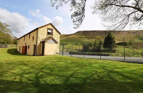 Brecon Cottage | TY HIR AT BLAENBRYNICH FARM, pet friendly in Sennybridge