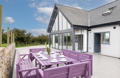 Rhosybol House | Ty Rhos Newydd: 5‑Bed Retreat Sleeping 10 in Llanerch-y-Medd | Managed by Anglesey Holiday Lettings