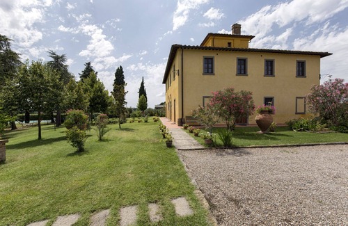 Cortona Villa | Typical tuscan villa with private pool, set in the rolling hills of southern Tuscany a few kilometre