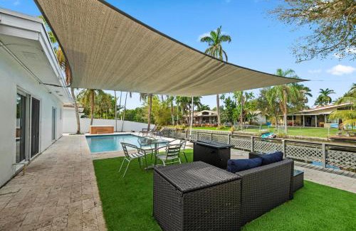 Ojus House | Uhost AI - Luxurious 5B Home w Pool & Lounge