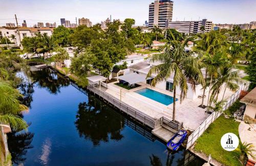 Ojus House | Uhost AI - Luxurious 5B Home w Pool & Lounge