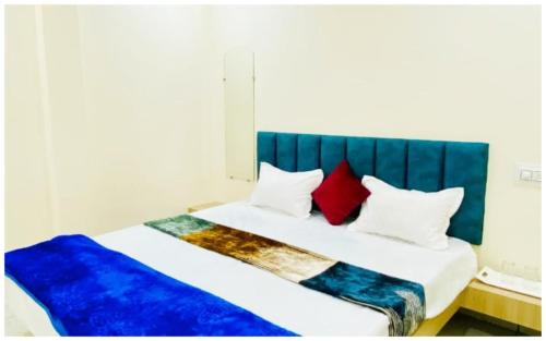 Ujjain Hotel | UJJAIN PREMIUM HOTEL - R A G H A V A N - Near Railway Station and Temple - Hygiene & Spacious Room - with wifi- and - Parking - fully Air Conditioned hotel at Prime Location - BEST HOTEL IN UJJAIN