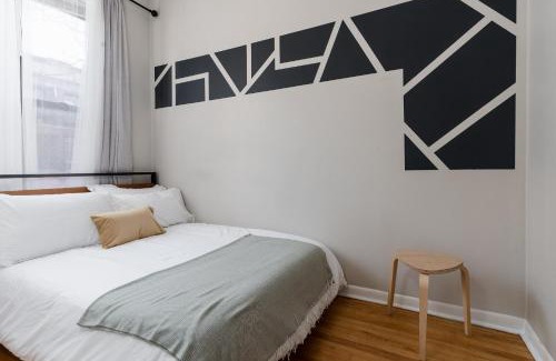 West Town Apartment | Ukrainian Village 2BR Modern Apartment D1
