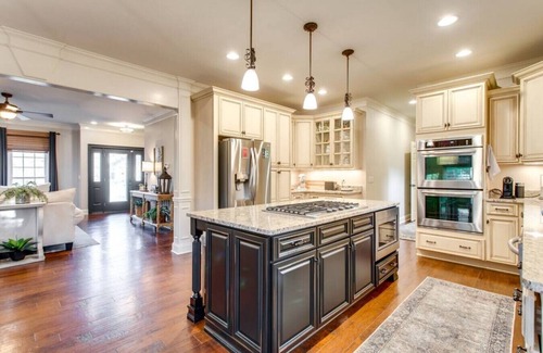 Franklin Apartment | Ultimate family home, basketball game & backyard