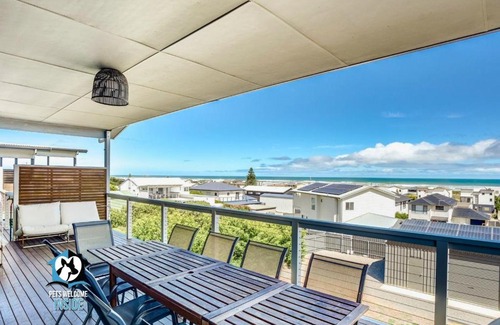 Middleton House | Ultimate in Middleton Coastal Style with Views Sleeps 10