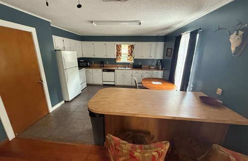 Perkinston House | Uncle Ralph's House on Red Creek - Uncle Ralph’s Cabin Rentals - PRIVATE BEACH