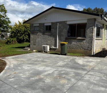 Rotorua Villa | Under walnut Tree No2