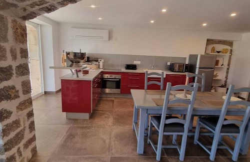 Cotignac House | Une Nuit au Cœur D'un Vignoble Provençal + Piscine