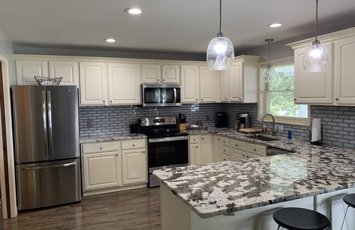 Grove House | Unforgettable Memories at this Lakefront Home, Ideal for Families & Fishermen