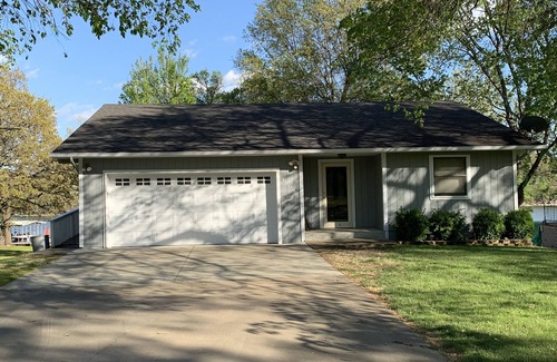 Grove House | Unforgettable Memories at this Lakefront Home, Ideal for Families & Fishermen