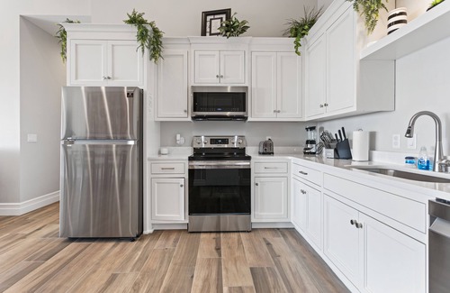 Northridge Apartment | Unforgettable views, deck, BBQ, sleeps 13, 4br4ba