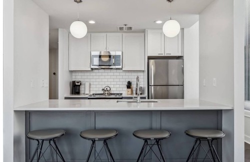 Downtown Pittsburgh Hotel | Union Station Luxury | Kitchen & Laundry | Walk to Cultural District | 2 Units