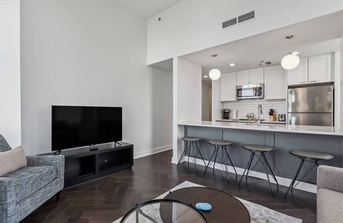 Downtown Pittsburgh Hotel | Union Station Luxury | Kitchen & Laundry | Walk to Cultural District | 2 Units