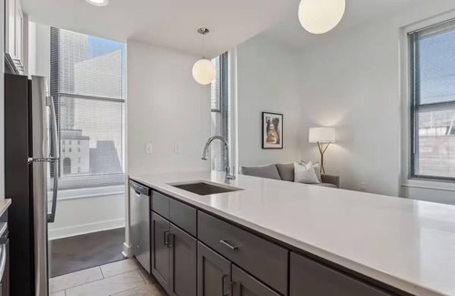 Downtown Pittsburgh Hotel | Union Station Luxury | Kitchen & Laundry | Walk to Cultural District | 2 Units