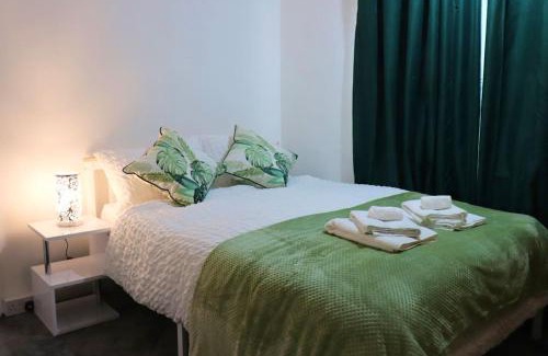 Leeds Apartment | Unique 3 Bedroom House FREE WiFI & Parking