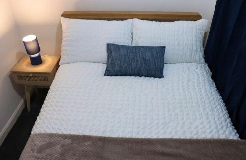 Leeds Apartment | Unique 3 Bedroom House FREE WiFI & Parking
