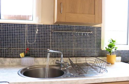 Leeds Apartment | Unique 3 Bedroom House FREE WiFI & Parking