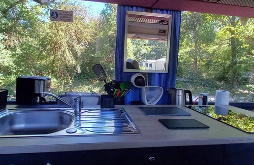 Bourg House | Unique and unusual: "Iliade" bus in a green and relaxing environment