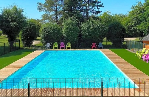 Bourg House | Unique and unusual: "Iliade" bus in a green and relaxing environment