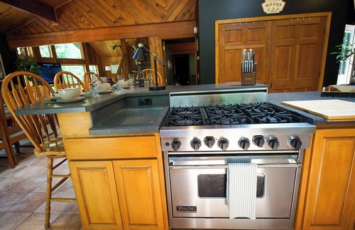 Chardon Cabin | Unique cabin retreat with hot tub, in the heart of Ohio Wine Country