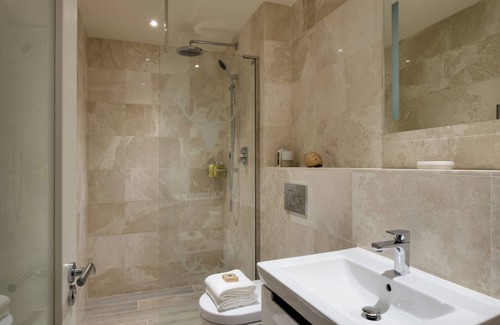 Winchcombe Cabin | Unique Cotswold getaway ideal for family celebrations/weddings/corporate