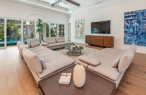 Burlington House | Unique Spacious Property in the Country - Includes Loft